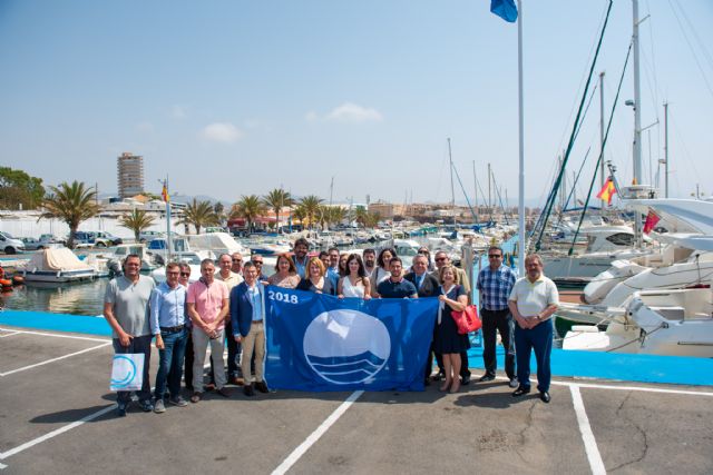 Turismo entrega en Mazarrón las banderas azules que ondearán en playas y puertos este verano, Foto 1