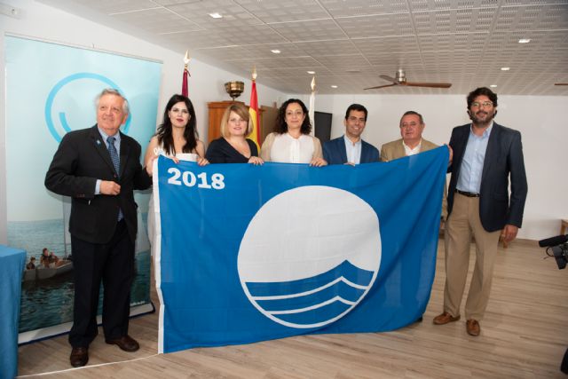 Turismo entrega en Mazarrón las banderas azules que ondearán en playas y puertos este verano, Foto 3