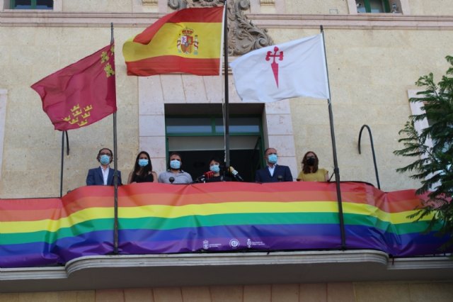 El Ayuntamiento coloca una pancarta conmemorativa con los colores arcoíris en el balcón de la fachada principal por el Día del Orgullo 2020 - 1, Foto 1