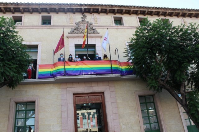 El Ayuntamiento coloca una pancarta conmemorativa con los colores arcoíris en el balcón de la fachada principal por el Día del Orgullo 2020 - 3, Foto 3