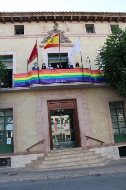 El Ayuntamiento coloca una pancarta conmemorativa con los colores arcoíris en el balcón de la fachada principal por el Día del Orgullo 2020 - 4, Foto 4
