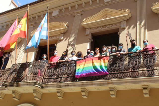 Jumilla conmemora por sexto año el Día de Orgullo LGTBI+ con la colocación de la bandera arcoíris en el balcón del Ayuntamiento - 1, Foto 1
