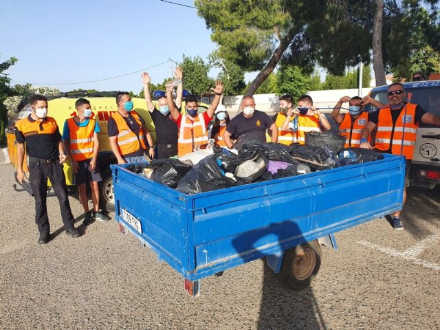 Protección Civil realiza una acción altruista de limpieza en la carretera de La Santa, Foto 7