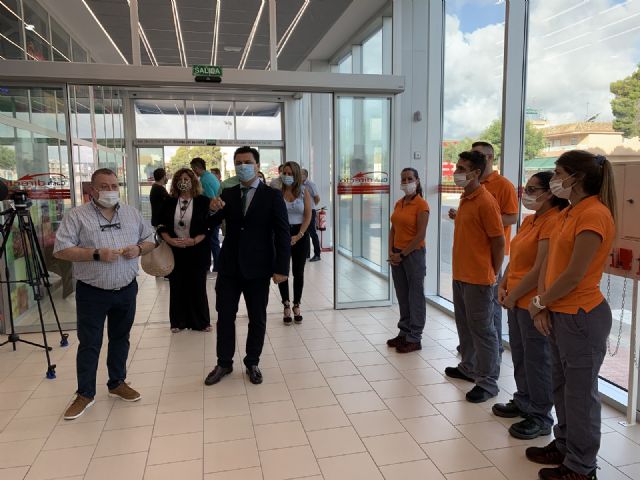 El alcalde celebra la apertura de un nuevo negocio comercial en el municipio coincidiendo con la nuevo normalidad - 1, Foto 1