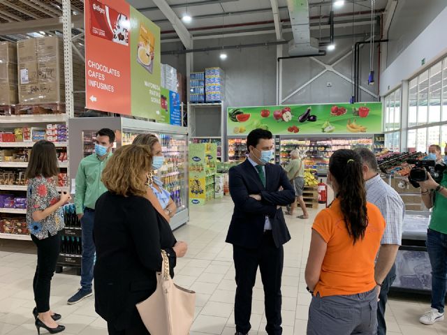 El alcalde celebra la apertura de un nuevo negocio comercial en el municipio coincidiendo con la nuevo normalidad - 2, Foto 2