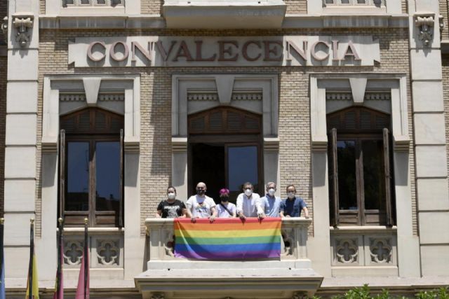 La Universidad de Murcia cuelga la bandera LGTBI en el edificio de la Convalecencia - 1, Foto 1