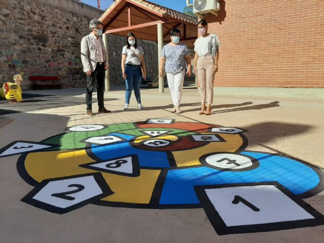 Los colegios Francisco Salzillo de Los Ramos y Nuestra Señora de los Dolores de El Raal ya cuentan con juegos infantiles tradicionales en sus patios - 1, Foto 1