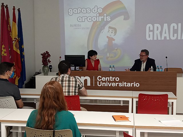 La maestra y pedagoga Ana Medina presenta su libro ‘Gafas de arcoiris’, un cuento sobre un niño daltónico - 1, Foto 1