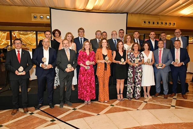 Los economistas entregan a medio centenar de colegiados los Ecónomos 2022 de Plata y Bronce en el año especial de conmemoración del siglo de existencia de la institución - 1, Foto 1