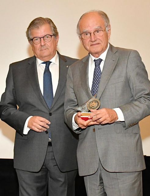 Los economistas entregan a medio centenar de colegiados los Ecónomos 2022 de Plata y Bronce en el año especial de conmemoración del siglo de existencia de la institución - 2, Foto 2