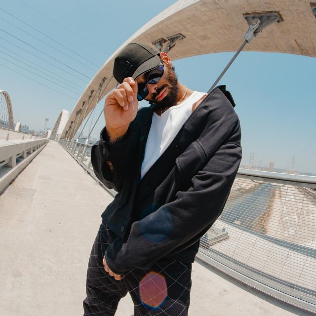 Al ritmo de Maria Maria J Salez junto a DerekVinci presentan una versión innovadora junto a la performance de Ataca - 3, Foto 3