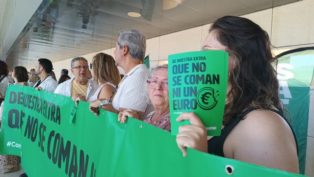 Concentración convocada por SATSE coincidiendo con el cobro de la paga extra - 1, Foto 1