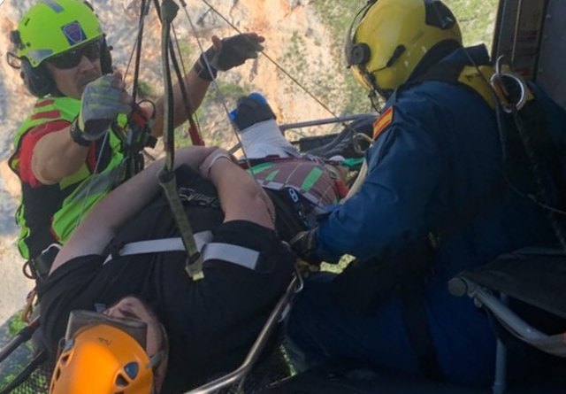 Servicios de emergencias asisten a un joven accidentado en la zona de las pozas del Camping La Puerta - 1, Foto 1