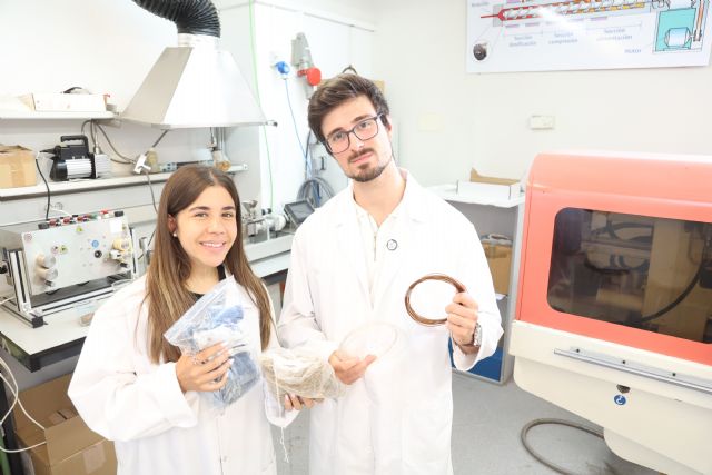 Estudiantes de la UPCT cultivan setas con residuos textiles y bagazo de cerveza para crear biomateriales antif�ngicos