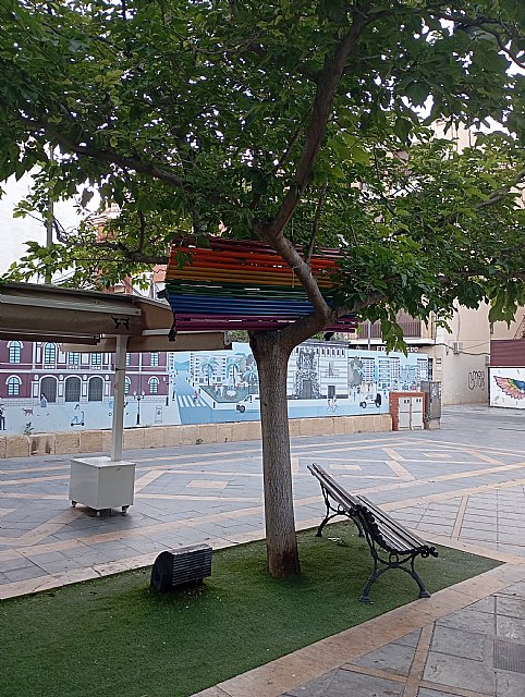 Lorcaíris denuncia una nueva vandalización del banco arcoíris de Lorca y exige una condena institucional firme al Ayuntamiento - 2, Foto 2
