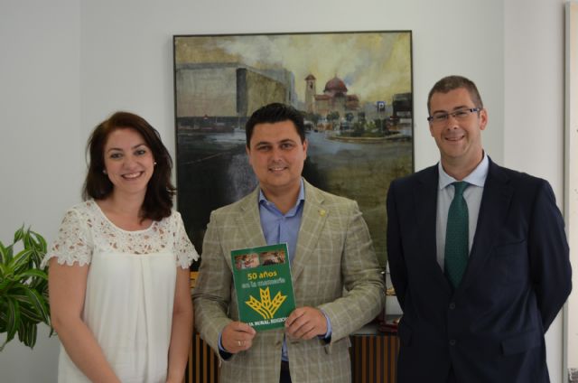 La  directora de la Caja Rural Regional en San Javier entregó al alcalde un ejemplar de 50 años en la memoria. 1966-2016 con el que la entidad celebra sus cinco décadas de existencia - 1, Foto 1
