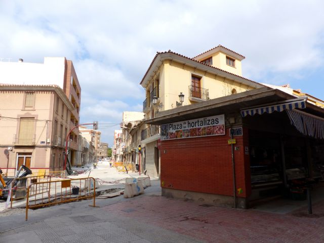 La falta de planificación de las obras del Barrio perjudica las ventas de los comerciantes de la Plaza de la Hortaliza - 1, Foto 1
