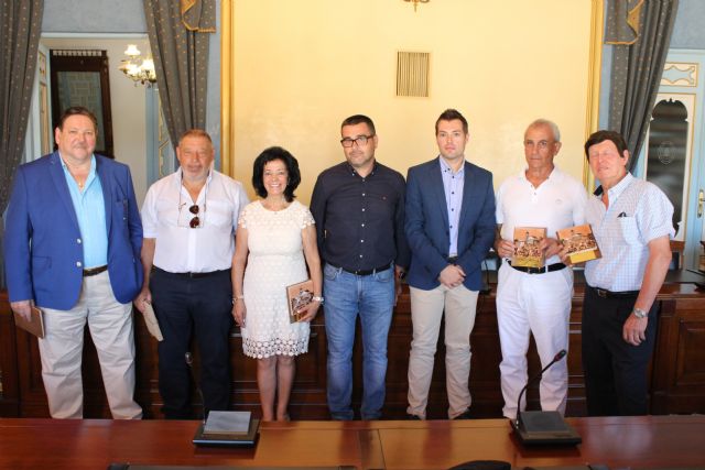 Los trabajadores municipales jubilados recientemente reciben un reconocimiento de manos del alcalde - 1, Foto 1