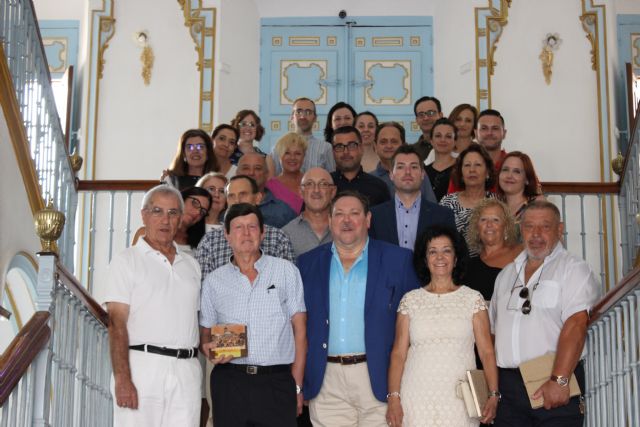 Los trabajadores municipales jubilados recientemente reciben un reconocimiento de manos del alcalde - 2, Foto 2