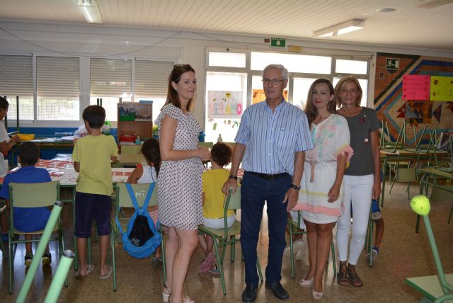 La alcaldesa y el edil de Educación visitan la escuela de verano con comedor escolar puesta en marcha por el Ayuntamiento - 1, Foto 1