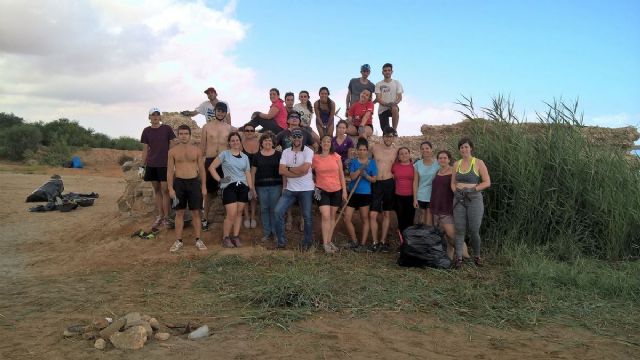 Los participantes del I Campo de trabajo Cartagena Arqueologica trabajan en el yacimiento romano de los Castillicos - 1, Foto 1