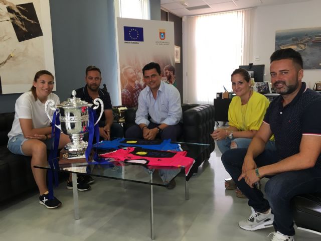 El alcalde recibe a los representantes del equipo de fútbol  playa femenino AIS Playas de San Javier, flamante Campeón de España - 1, Foto 1