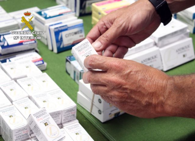 La Guardia Civil desarticula un punto de distribución de sustancias anabolizantes y dopantes a consumidores finales de toda España, Foto 5