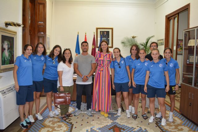 La alcaldesa y el edil de Deportes reciben a las jugadoras de la UD Águilas Femenino tras una brillante temporada - 1, Foto 1