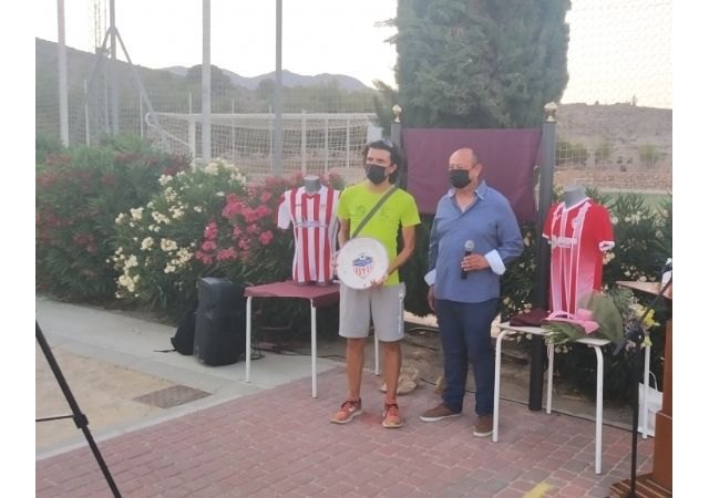 La Concejalía de Deportes rinde un homenaje, a título póstumo, a Juan José Mulero López “El Fary” por su contribución al deporte de base, Foto 6