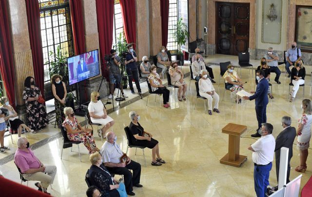 Murcia rinde homenaje a sus abuelos, los auténticos héroes de la pandemia - 1, Foto 1