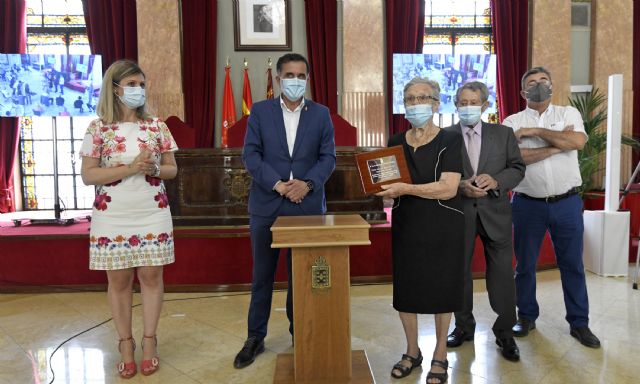 Murcia rinde homenaje a sus abuelos, los auténticos héroes de la pandemia - 2, Foto 2