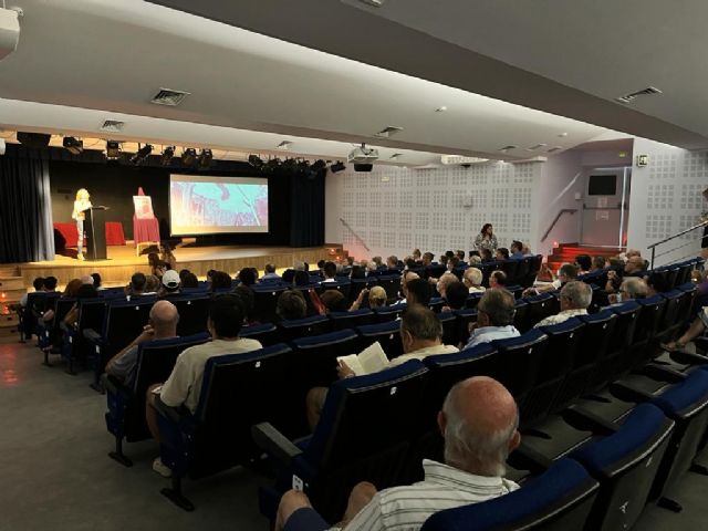 Más de ciento cincuenta personas arropan la presentación de la colección Banderas rotas en la Casa de la Cultura de Águilas - 1, Foto 1