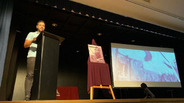 Más de ciento cincuenta personas arropan la presentación de la colección Banderas rotas en la Casa de la Cultura de Águilas - 2, Foto 2