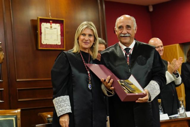 ICAMUR rinde homenaje a Francisco Martínez Escribano y a los miembros de la Junta de Gobierno saliente en un emotivo acto con la jura de 14 nuevos colegiados - 1, Foto 1