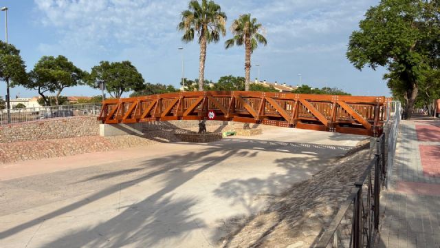 Una nueva pasarela peatonal conecta el Barrio de Santiago sobre la rambla - 2, Foto 2