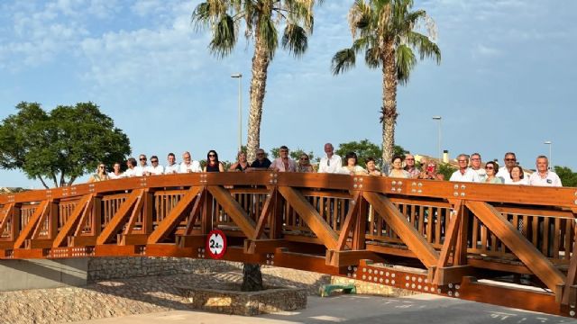 Una nueva pasarela peatonal conecta el Barrio de Santiago sobre la rambla - 3, Foto 3