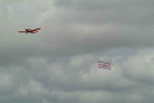 Una avioneta recorre el litoral murciano, alicantino y almeriense anunciando la Feria de Septiembre - 1, Foto 1
