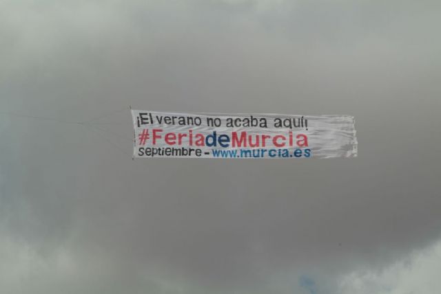 Una avioneta recorre el litoral murciano, alicantino y almeriense anunciando la Feria de Septiembre - 2, Foto 2