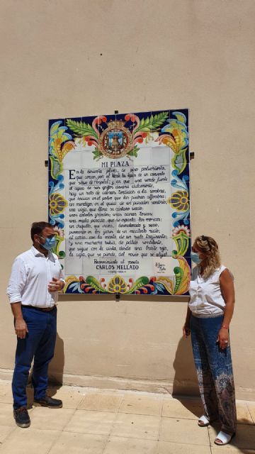 Ya luce en la Plaza del Negrito el mural de azulejos con el poema que el poeta Carlos Mellado dedicó a este espacio público - 1, Foto 1