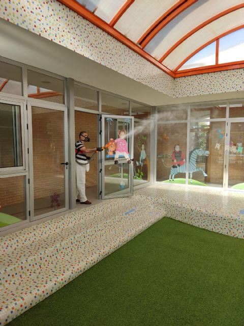 El  Ayuntamiento lleva a cabo la limpieza, desinfección, desinsectación y desratización en los colegios y escuelas infantiles de Puerto Lumbreras - 1, Foto 1
