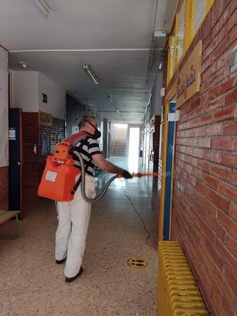 El  Ayuntamiento lleva a cabo la limpieza, desinfección, desinsectación y desratización en los colegios y escuelas infantiles de Puerto Lumbreras - 2, Foto 2