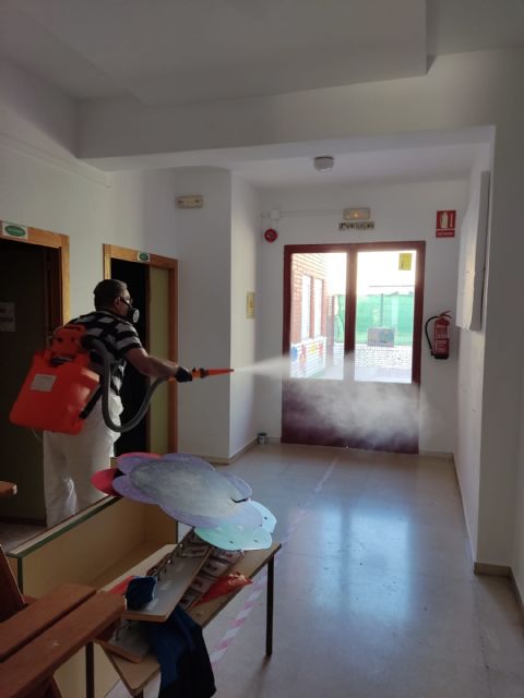 El  Ayuntamiento lleva a cabo la limpieza, desinfección, desinsectación y desratización en los colegios y escuelas infantiles de Puerto Lumbreras - 3, Foto 3