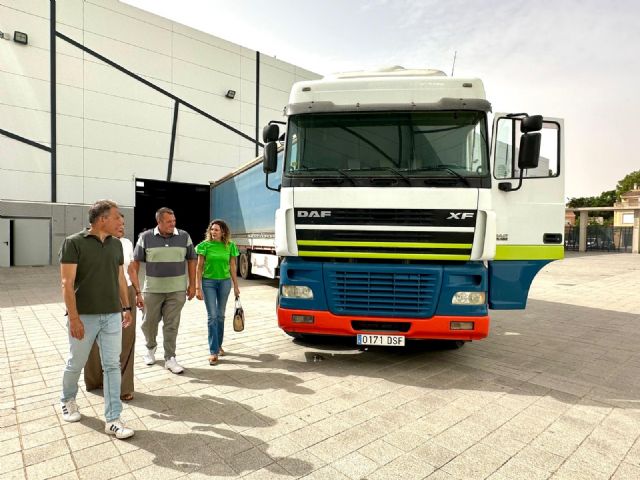 El alcalde de Lorca, Fulgencio Gil, hace entrega de un remolque a la Asociación Sonrisa Saharaui para la distribución de material a los campamentos de refugiados - 3, Foto 3