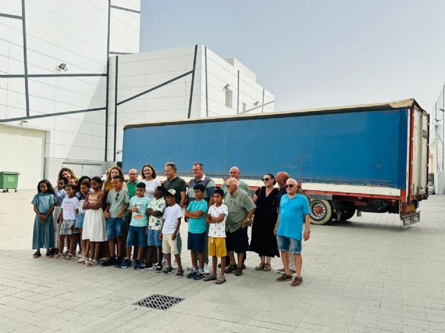 El alcalde de Lorca, Fulgencio Gil, hace entrega de un remolque a la Asociación Sonrisa Saharaui para la distribución de material a los campamentos de refugiados - 5, Foto 5