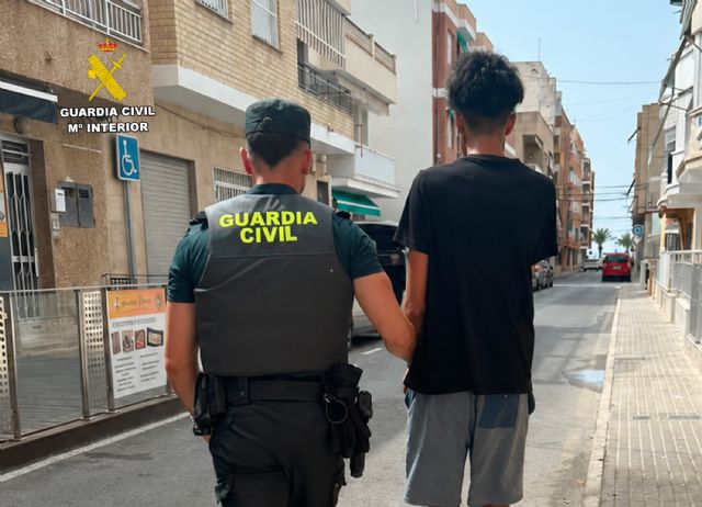La Guardia Civil detiene a un violento delincuente dos días después de asaltar a al cliente de un restaurante en una terraza de Lo Pagán - 2, Foto 2
