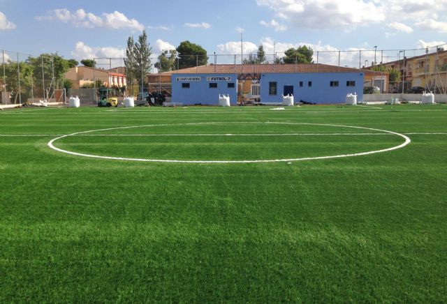 La instalación de césped artificial en el campo municipal de fútbol 7, en su recta final - 1, Foto 1