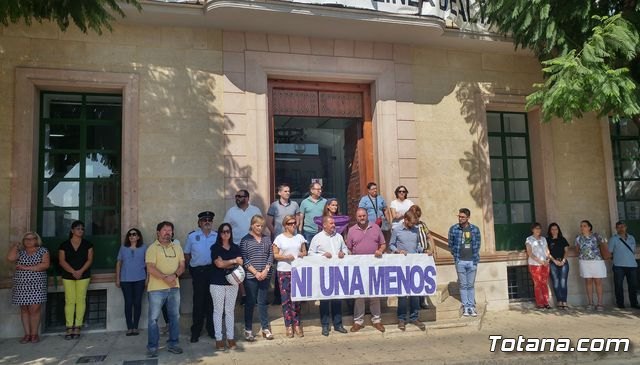 Se guarda un minuto de silencio a las puertas del Ayuntamiento, Foto 1