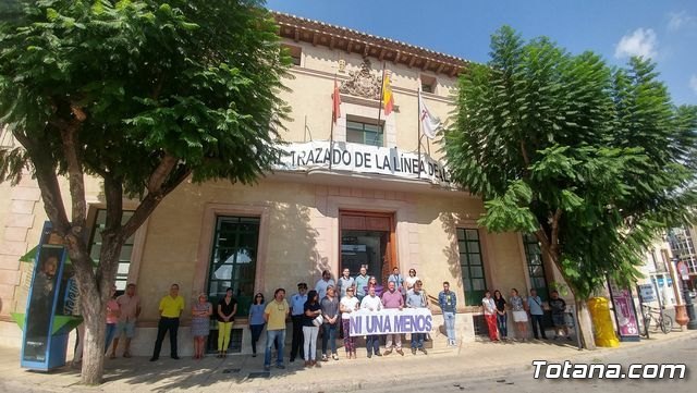 Se guarda un minuto de silencio a las puertas del Ayuntamiento, Foto 2