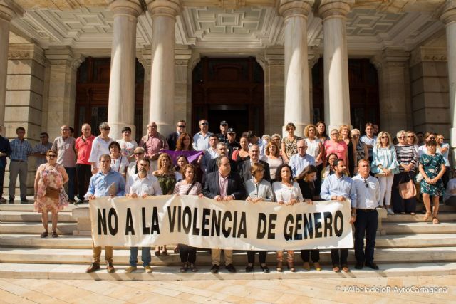 Concejales y diputados regionales se concentran a las puertas del Palacio Consistorial en repulsa del asesinato machista del lunes en Canteras - 1, Foto 1