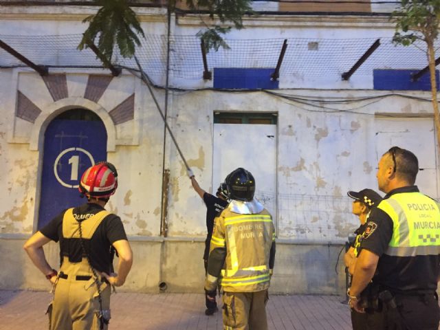Ahora Murcia alerta de la caída de cascotes y cristales durante las obras en el Cuartel de Artillería, sin estar vallado todo el perímetro de los edificios - 2, Foto 2